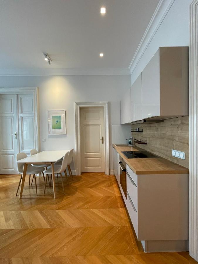 Luxury 2Br Apartment Neubaugasse เวียนนา ภายนอก รูปภาพ